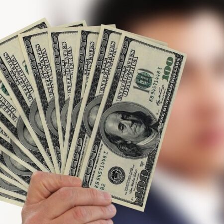 ЦБ поднял курс доллара на июньские выходные выше ₽79