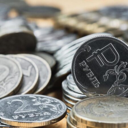 Рубль теряет к юаню почти 2% в преддверии длинных выходных